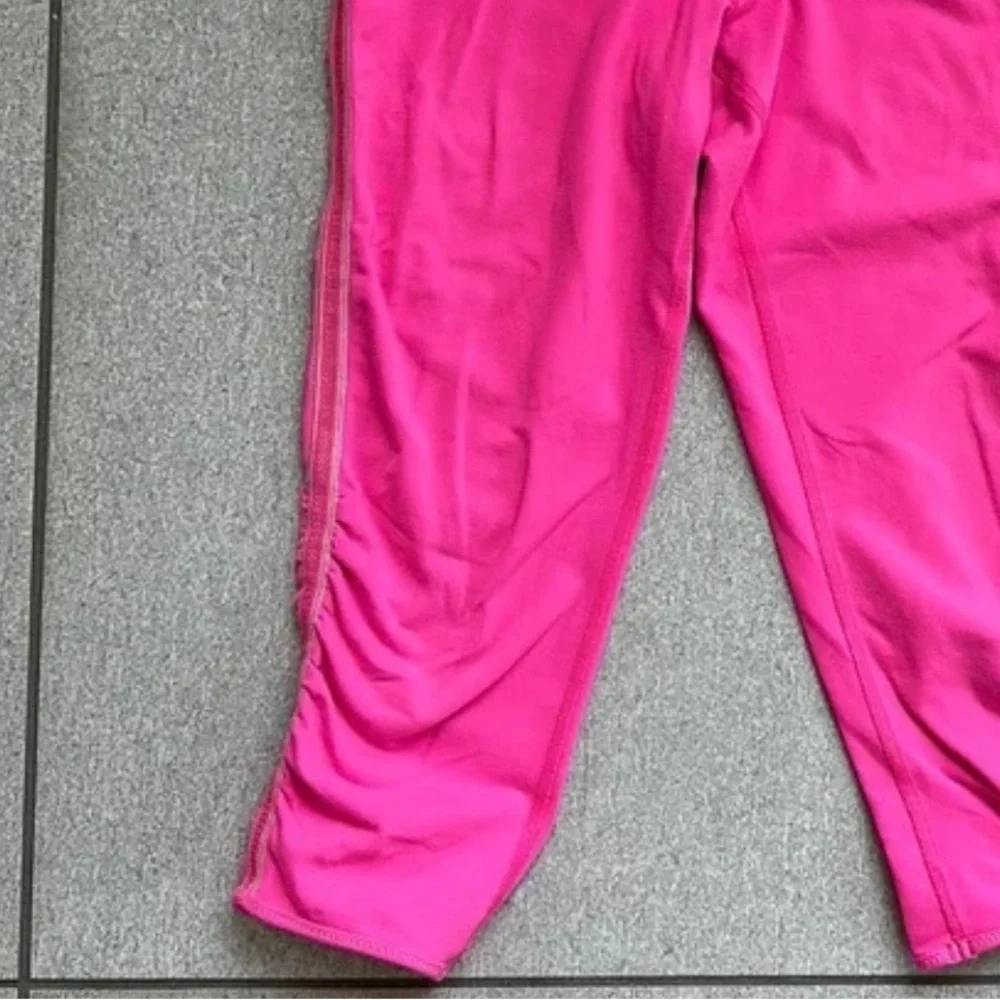 Lululemon hot pink cropped leggings with mesh side stripe and rouching-